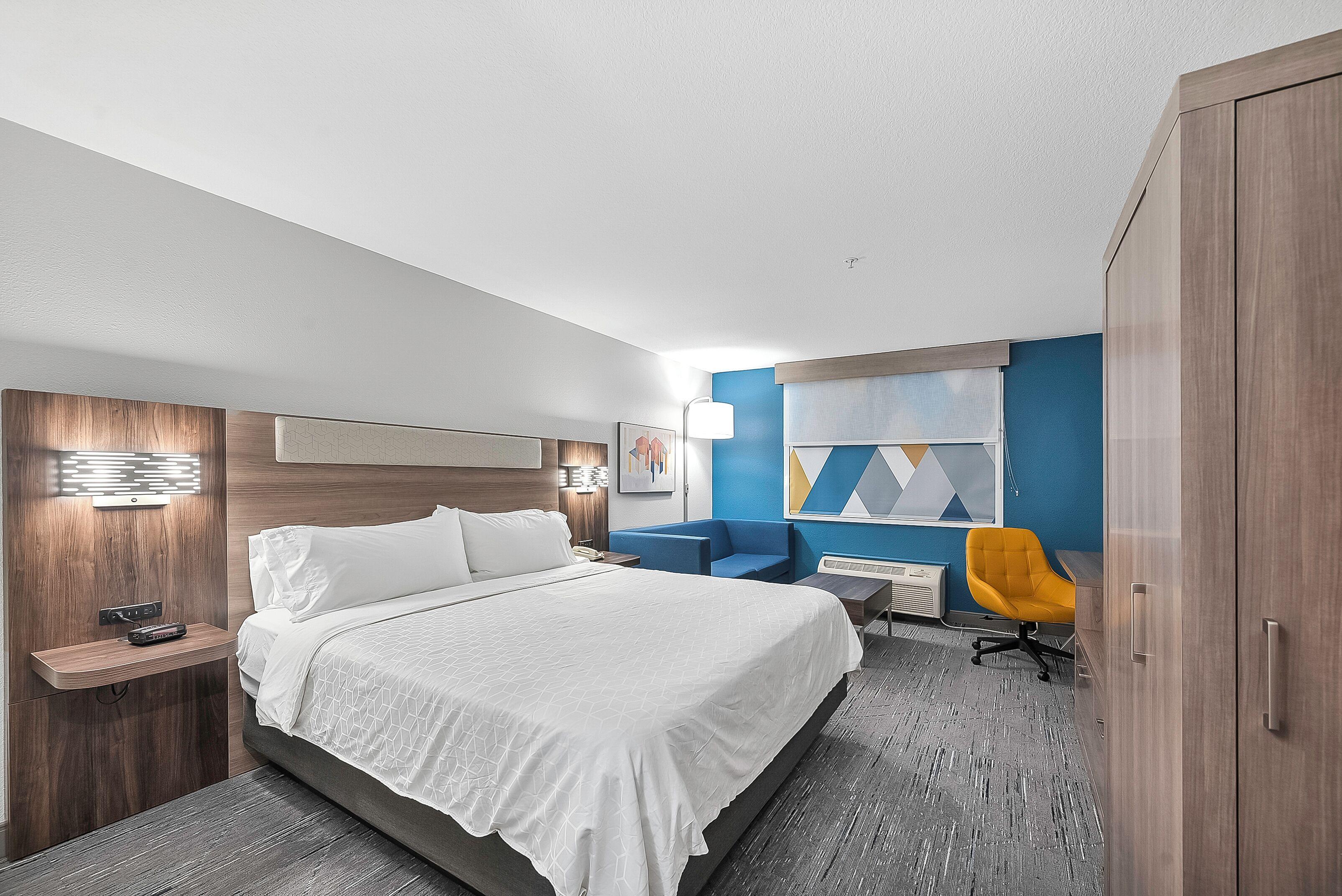 Standard King Room with Mobility Accessible Tub,1615387627:JPEG